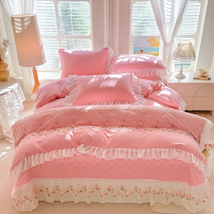 91家纺网 家纺一手货源 找家纺 大麦家纺2025新款年新款亲肤花边款床盖四件套  甜心小姐-樱花粉