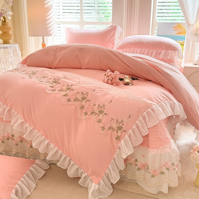 91家纺网 家纺一手货源 找家纺 大麦家纺2025新款年新款亲肤花边款床盖四件套  甜心小姐-香槟玉