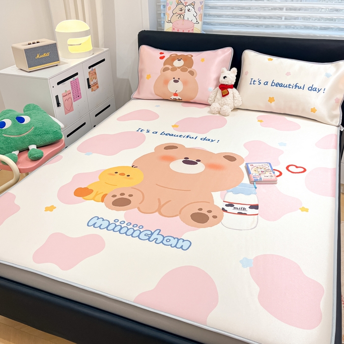 91家纺网 家纺一手货源 找家纺 暮思家居 2025新款正版miiiiichan可爱卡通大版数码印花A类1200D冰丝凉席三件套平铺床笠 牛奶小熊