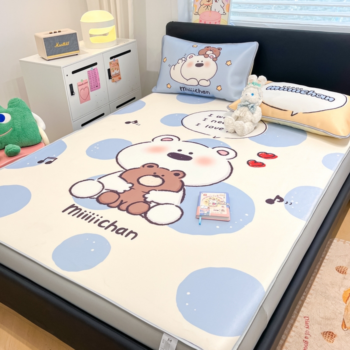 91家纺网 家纺一手货源 找家纺 暮思家居 2025新款正版miiiiichan可爱卡通大版数码印花A类1200D冰丝凉席三件套平铺床笠 波点熊