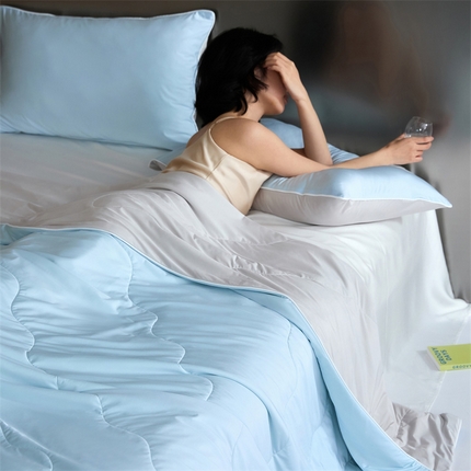 头等舱  2025新款锦氨（165克）水光亮面锦A类55莱赛尔植物大豆7A抗菌夏凉被夏被（模特图） 浅天兰＋银灰