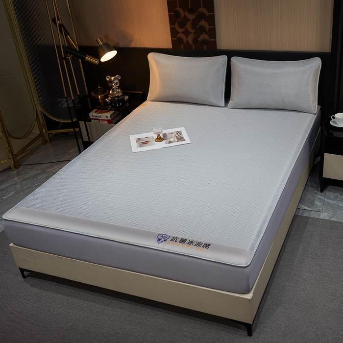 91家纺网 家纺一手货源 找家纺 999家纺 2025新款轻柔丝抗菌冰丝藤凉席（复合三明治款）宽包刺绣冰丝软席藤席 抗菌冰丝藤床笠-冰岛-星光灰