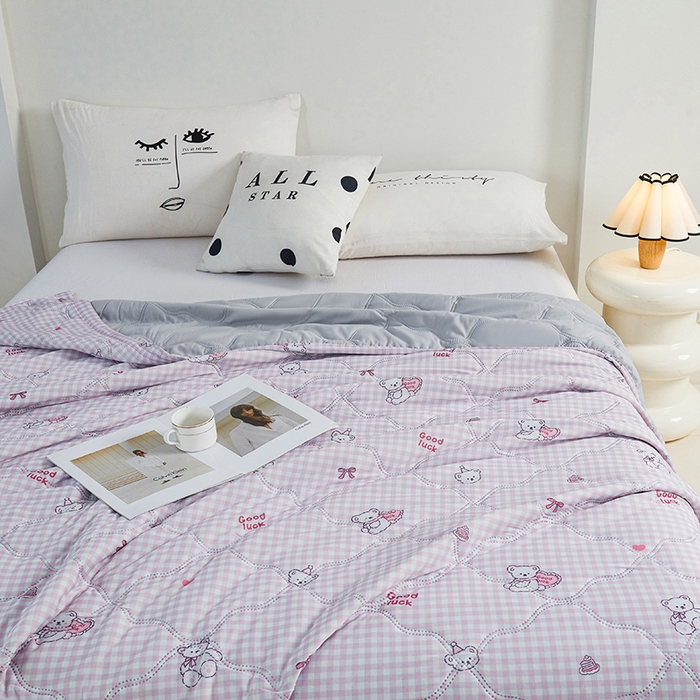 91家纺网 家纺一手货源 找家纺 被多多被业 2025新款凉感丝印花夏被夏凉被空调被 粉格熊