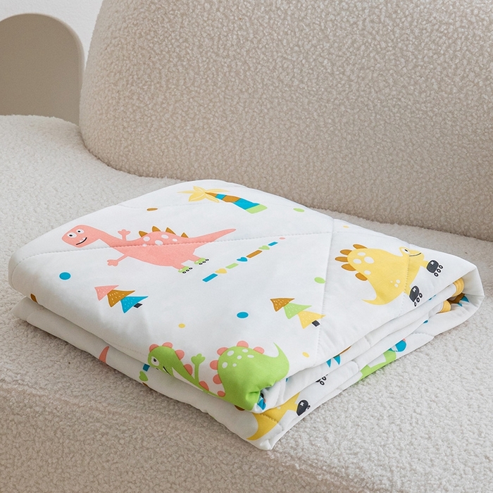 91家纺网 家纺一手货源 找家纺 嗨生活2025年儿童夏被 幼儿园夏被 凉感丝夏被 漫画恐龙