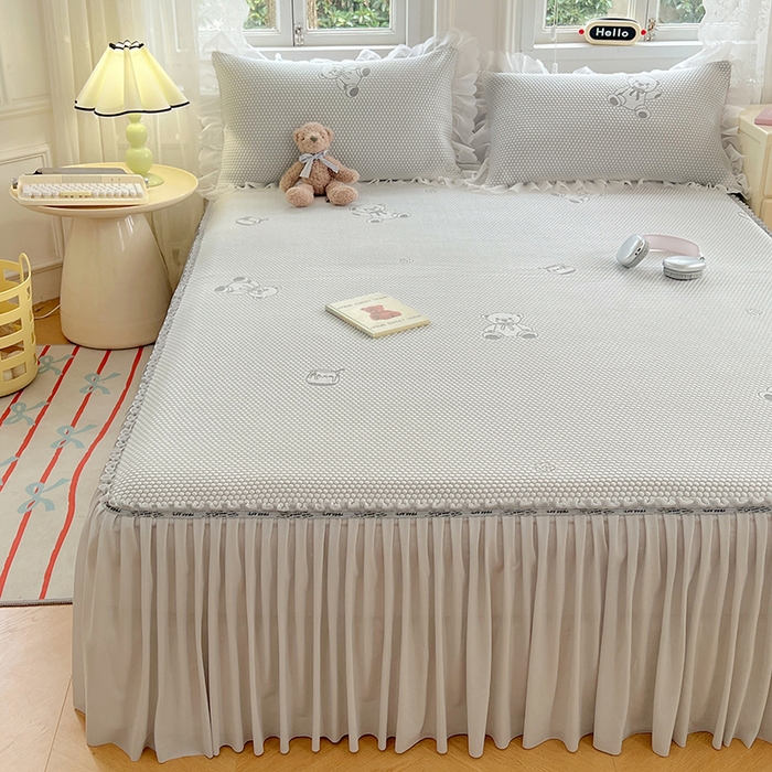 91家纺网 家纺一手货源 找家纺 梦舒羽 2025春夏新款冰豆豆凉席席子-床裙款 凉豆豆-小熊灰