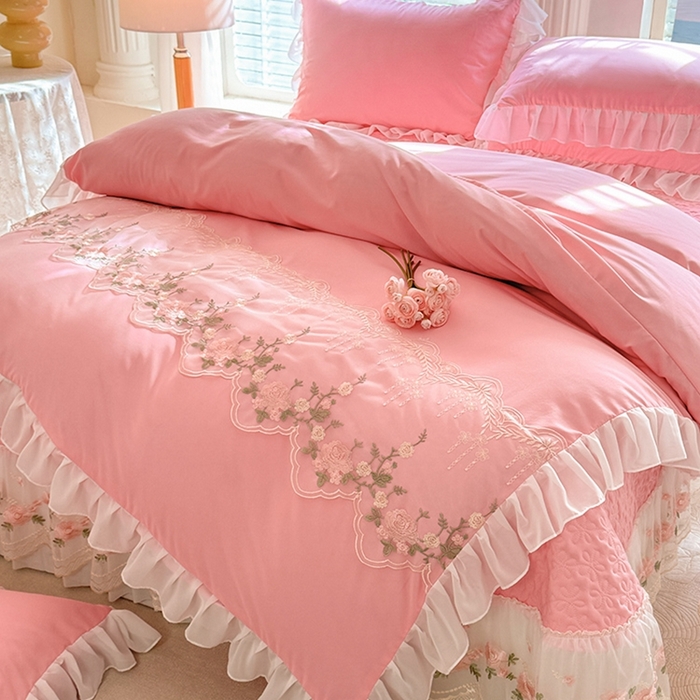 91家纺网 家纺一手货源 找家纺 大麦家纺2025新款年新款亲肤花边款床盖四件套  甜心小姐-樱花粉