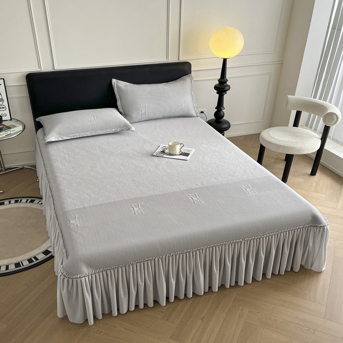 91家纺网 家纺一手货源 找家纺 鑫琪莱  2025新款5D立体雕花凉感豆豆冰丝床裙三件套 床裙H款-灰