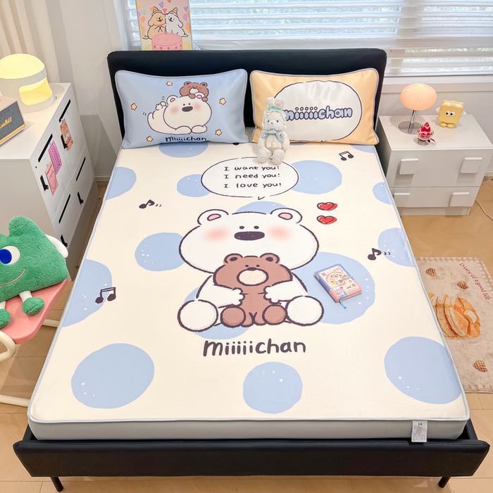 91家纺网 家纺一手货源 找家纺 暮思家居 2025新款正版miiiiichan可爱卡通大版数码印花A类1200D冰丝凉席三件套平铺床笠 波点熊