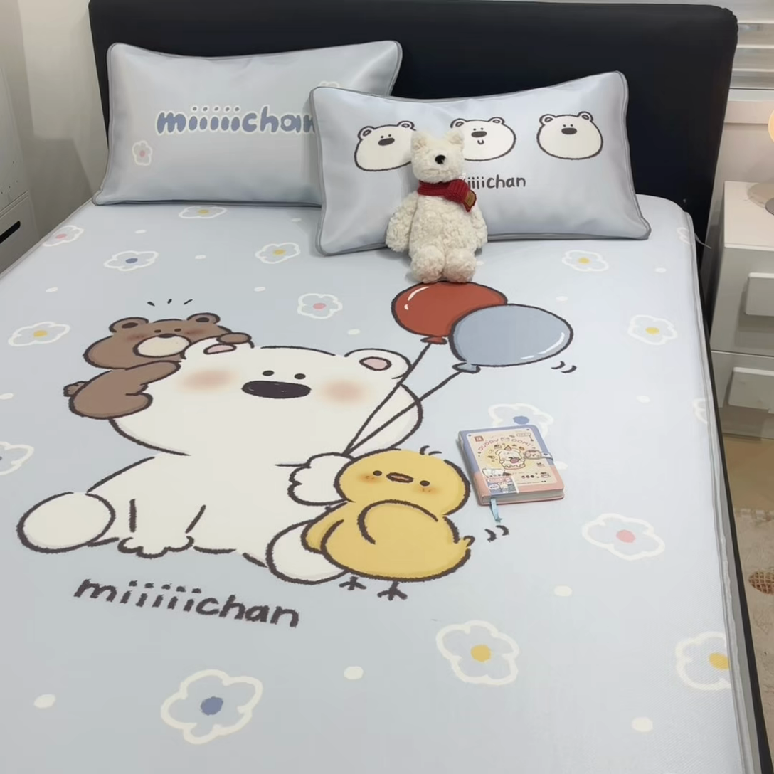 91家纺网 家纺一手货源 找家纺 暮思家居 2025新款正版miiiiichan可爱卡通大版数码印花A类1200D冰丝凉席三件套平铺床笠 熊仔派对