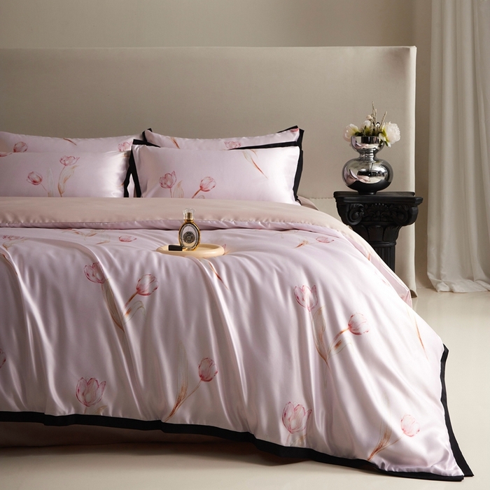 91家纺网 家纺一手货源 找家纺 优悦 2025新款冰丝数码印花四件套 花期-粉