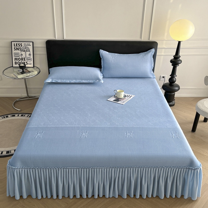 91家纺网 家纺一手货源 找家纺 鑫琪莱  2025新款5D立体雕花凉感豆豆冰丝床裙三件套 床裙H款-蓝