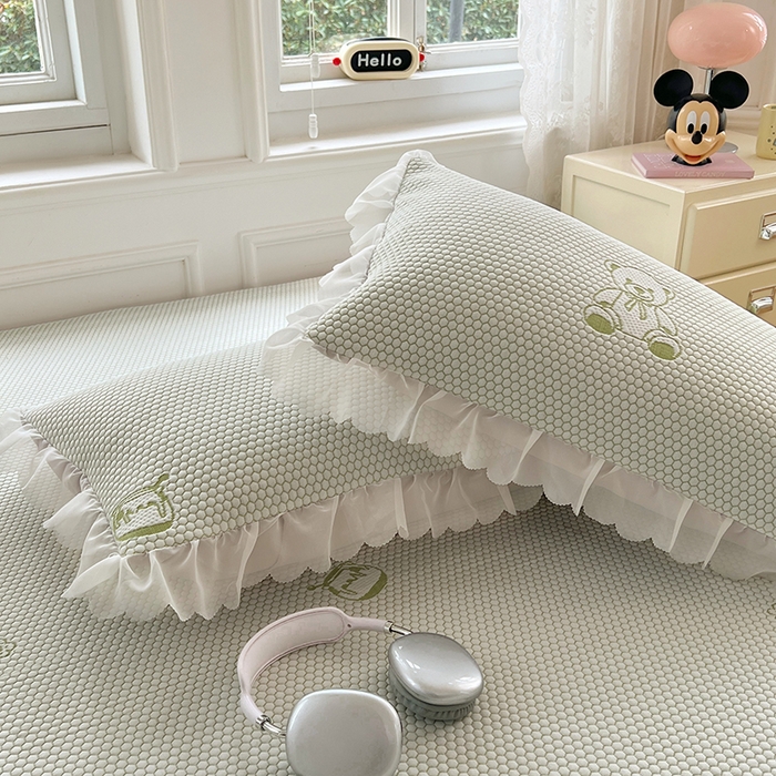 91家纺网 家纺一手货源 找家纺 梦舒羽 2025春夏新款冰豆豆凉席席子-床裙款 凉豆豆-小熊绿