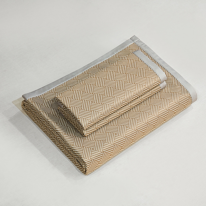 91家纺网 家纺一手货源 找家纺 小萌虎 2025新款轻柔丝抗菌冰丝藤凉席（复合三明治款）宽包刺绣冰丝软席藤席 抗菌三明治冰丝藤席-冰岛-时尚咖