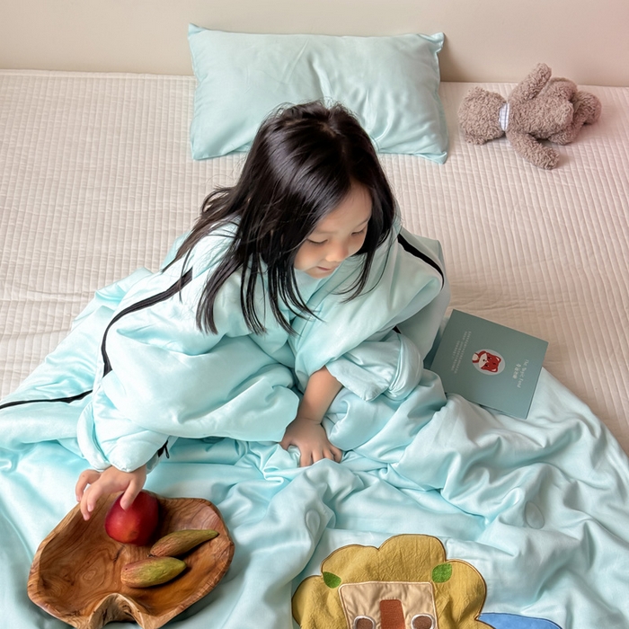 91家纺网 家纺一手货源 找家纺 喜多兔儿童家纺 2025新款萌宝系列40S纯棉夏季睡袋防踢被 湖蓝色小狮子芯芯