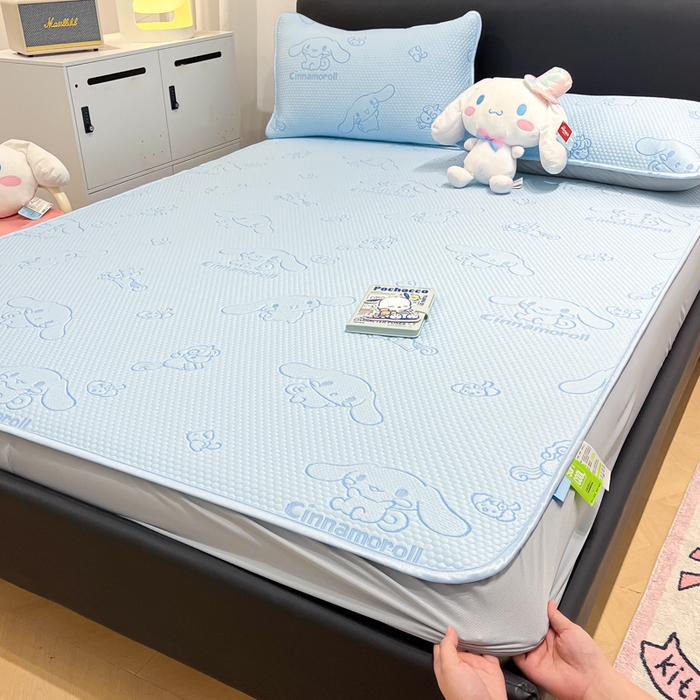 91家纺网 家纺一手货源 找家纺 2025新款三丽鸥正版授权A类提花冰豆豆凉席平铺款床笠款系列_1409 冰豆豆-玉桂狗-蓝