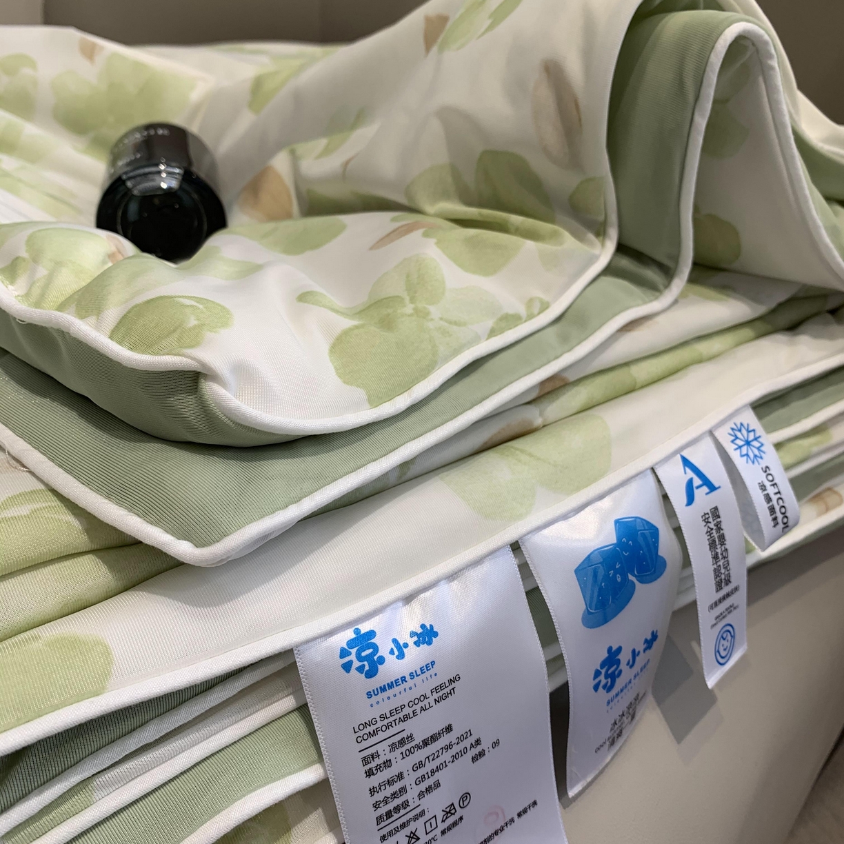 91家纺网 家纺一手货源 找家纺 2025新款小冰皮夏凉被锦纶氨纶面料空调夏被凉感丝单夏被空调被 清凉一夏绿