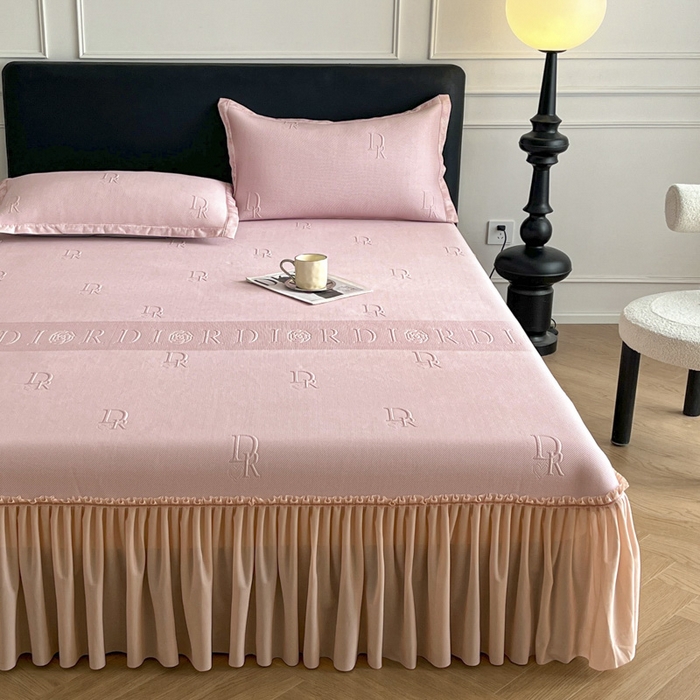 91家纺网 家纺一手货源 找家纺 鑫琪莱  2025新款5D立体雕花凉感豆豆冰丝床裙三件套 床裙D款-粉