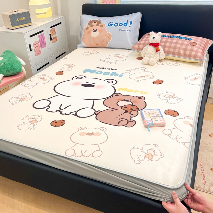 91家纺网 家纺一手货源 找家纺 暮思家居 2025新款正版miiiiichan可爱卡通大版数码印花A类1200D冰丝凉席三件套平铺床笠 贪吃熊