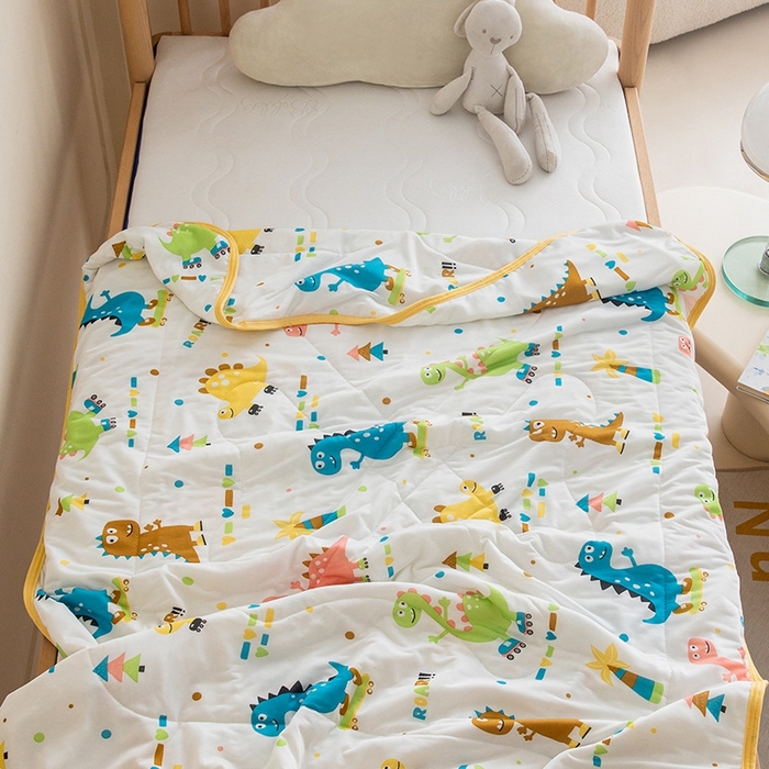 91家纺网 家纺一手货源 找家纺 嗨生活2025年儿童夏被 幼儿园夏被 凉感丝夏被 漫画恐龙