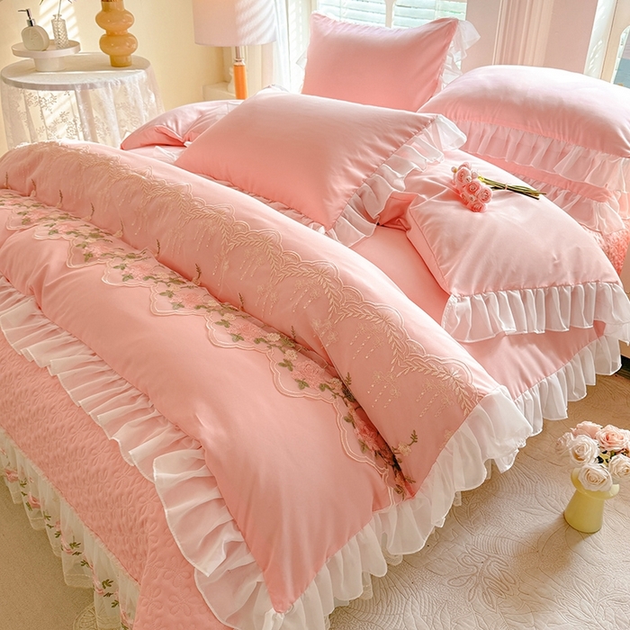 91家纺网 家纺一手货源 找家纺 大麦家纺2025新款年新款亲肤花边款床盖四件套  甜心小姐-香槟玉