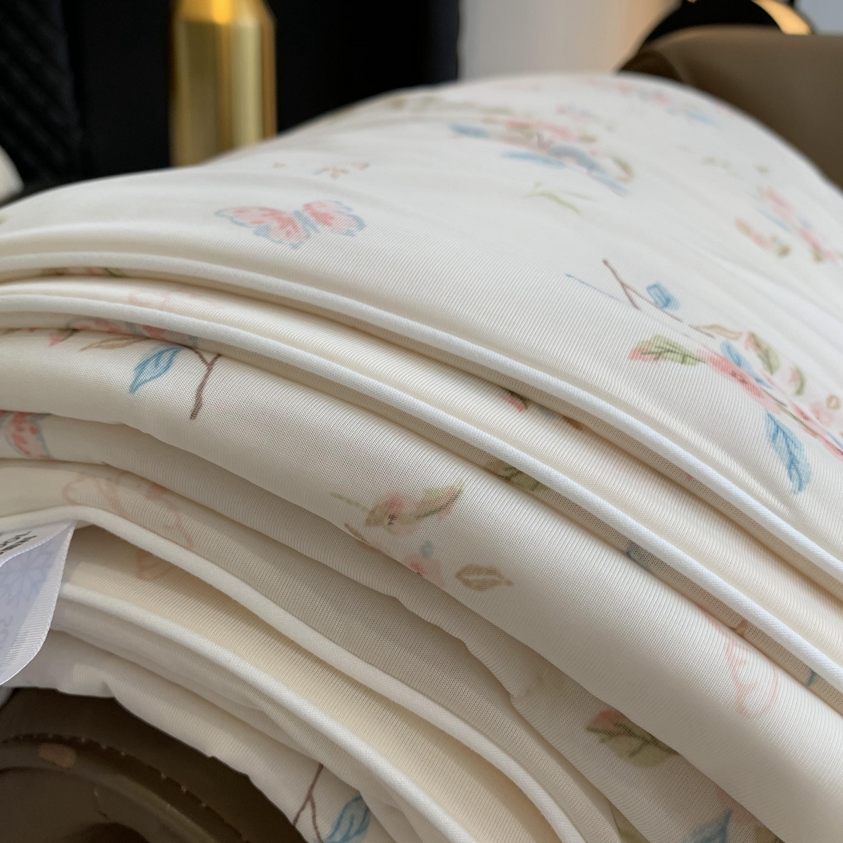 91家纺网 家纺一手货源 找家纺 2025新款小冰皮夏凉被锦纶氨纶面料空调夏被凉感丝单夏被空调被 桃花朵朵