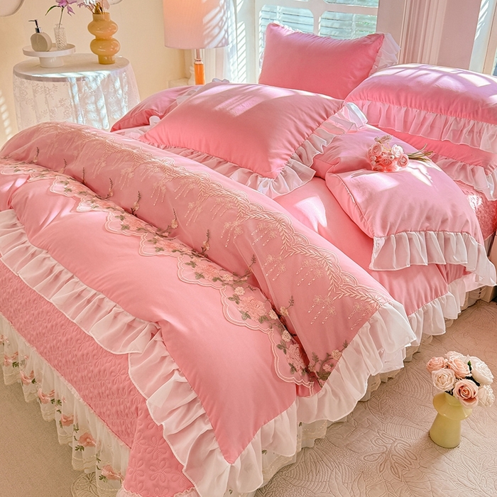 91家纺网 家纺一手货源 找家纺 大麦家纺2025新款年新款亲肤花边款床盖四件套  甜心小姐-樱花粉