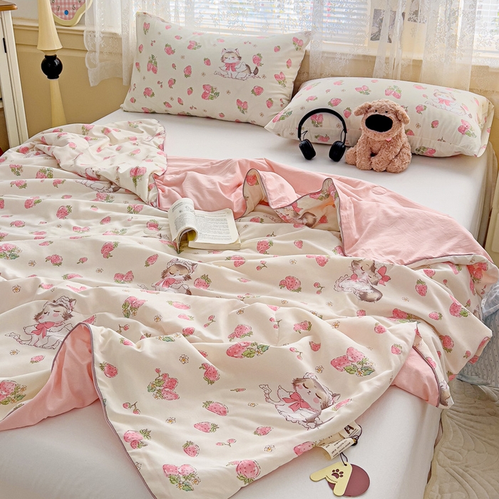 91家纺网 家纺一手货源 找家纺 2025春夏新款嵌绳款云柔水洗棉单夏被夏凉被空调被 嵌绳夏被-草莓小猫