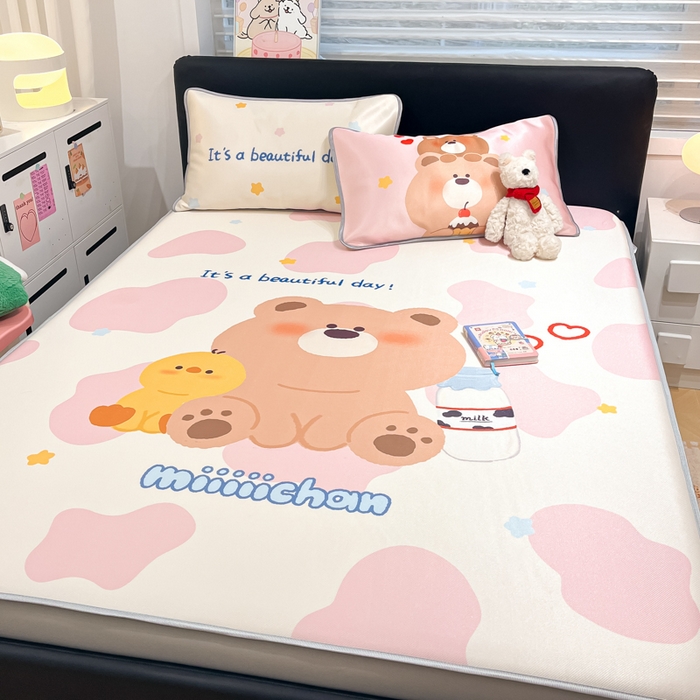 91家纺网 家纺一手货源 找家纺 暮思家居 2025新款正版miiiiichan可爱卡通大版数码印花A类1200D冰丝凉席三件套平铺床笠 牛奶小熊