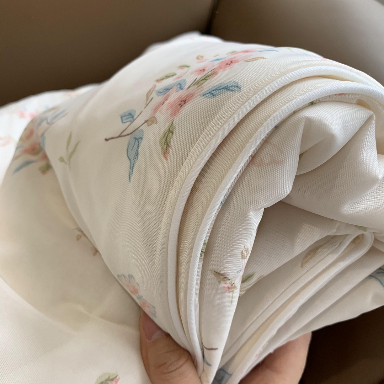 91家纺网 家纺一手货源 找家纺 2025新款小冰皮夏凉被锦纶氨纶面料空调夏被凉感丝单夏被空调被 桃花朵朵