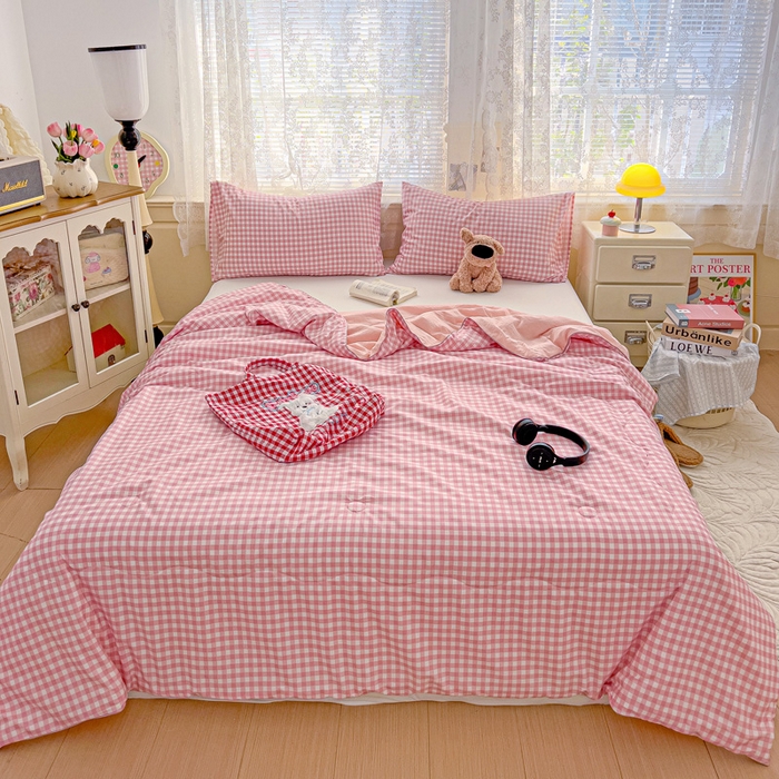 91家纺网 家纺一手货源 找家纺 2025春夏新款嵌绳款云柔水洗棉单夏被夏凉被空调被 嵌绳夏被-小格浅粉