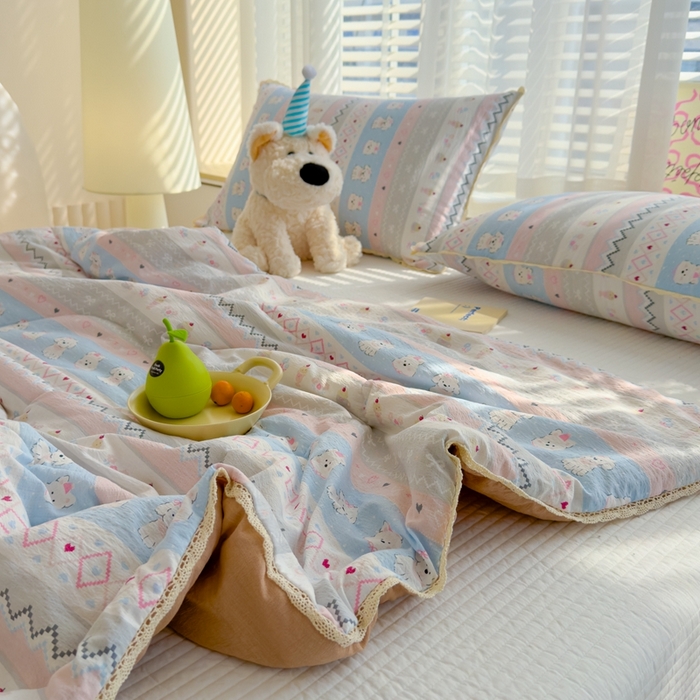 91家纺网 家纺一手货源 找家纺 贝扬思 2025新款云感双层纱抗菌花边夏被 白狗浪漫集