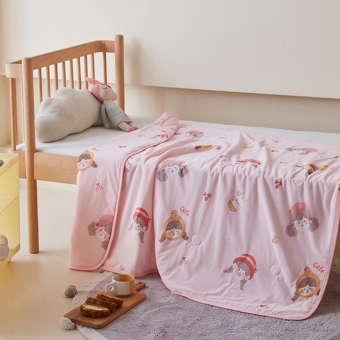 91家纺网 家纺一手货源 找家纺 嗨生活2025年儿童夏被 幼儿园夏被 凉感丝夏被 俏皮女孩