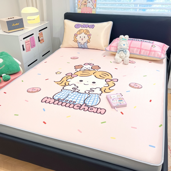 91家纺网 家纺一手货源 找家纺 暮思家居 2025新款正版miiiiichan可爱卡通大版数码印花A类1200D冰丝凉席三件套平铺床笠 甜甜圈女孩