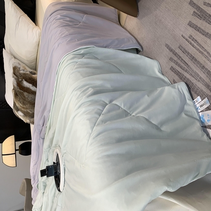 91家纺网 家纺一手货源 找家纺 2025新款小冰皮夏凉被锦纶氨纶面料空调夏被凉感丝单夏被空调被 香草奶冻