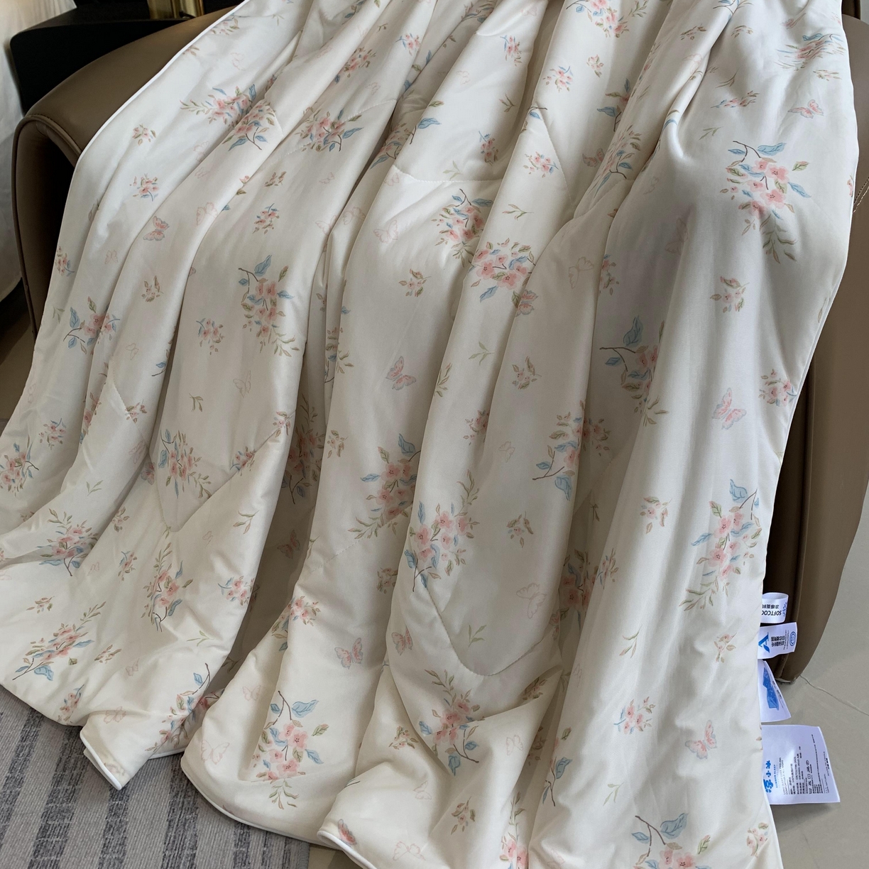 91家纺网 家纺一手货源 找家纺 2025新款小冰皮夏凉被锦纶氨纶面料空调夏被凉感丝单夏被空调被 桃花朵朵