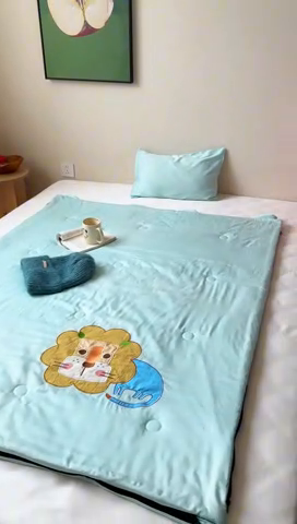 91家纺网 家纺一手货源 找家纺 喜多兔儿童家纺 2025新款萌宝系列40S纯棉夏季睡袋防踢被 湖蓝色小狮子芯芯