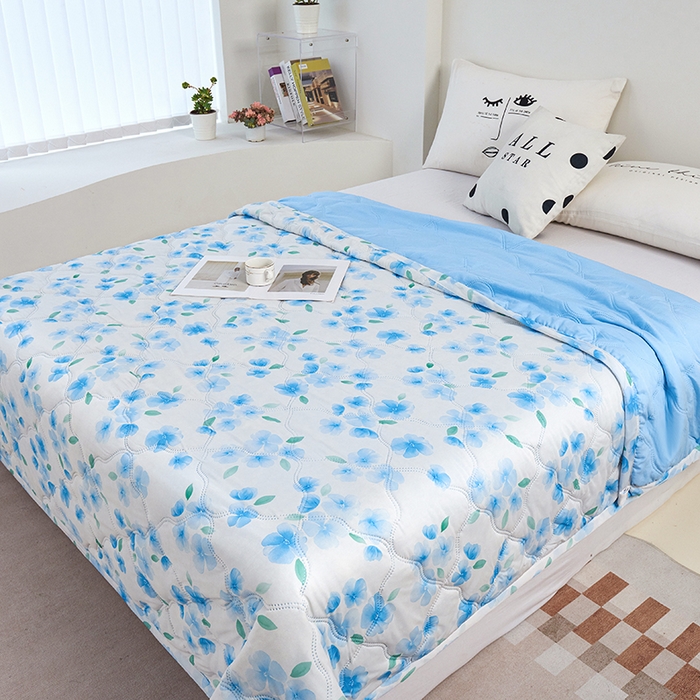 91家纺网 家纺一手货源 找家纺 被多多被业 2025新款凉感丝印花夏被夏凉被空调被 山茶花-蓝