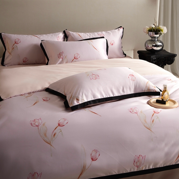 91家纺网 家纺一手货源 找家纺 优悦 2025新款冰丝数码印花四件套 花期-粉