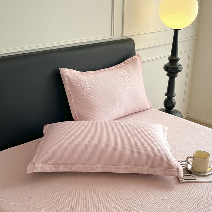 91家纺网 家纺一手货源 找家纺 鑫琪莱  2025新款5D立体雕花凉感豆豆冰丝床裙三件套 床裙H款-粉