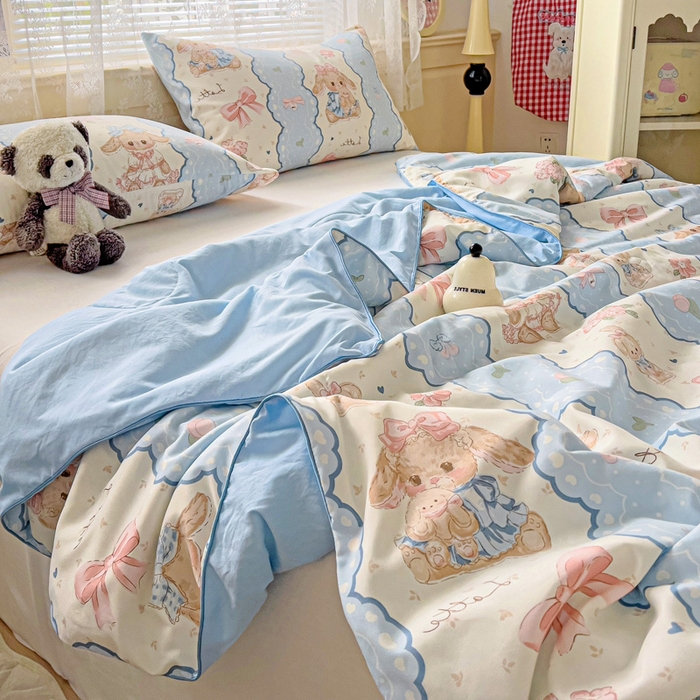 91家纺网 家纺一手货源 找家纺 2025春夏新款嵌绳款云柔水洗棉单夏被夏凉被空调被 嵌绳夏被-蓝色蕾丝兔