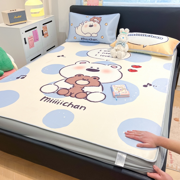 91家纺网 家纺一手货源 找家纺 暮思家居 2025新款正版miiiiichan可爱卡通大版数码印花A类1200D冰丝凉席三件套平铺床笠 波点熊