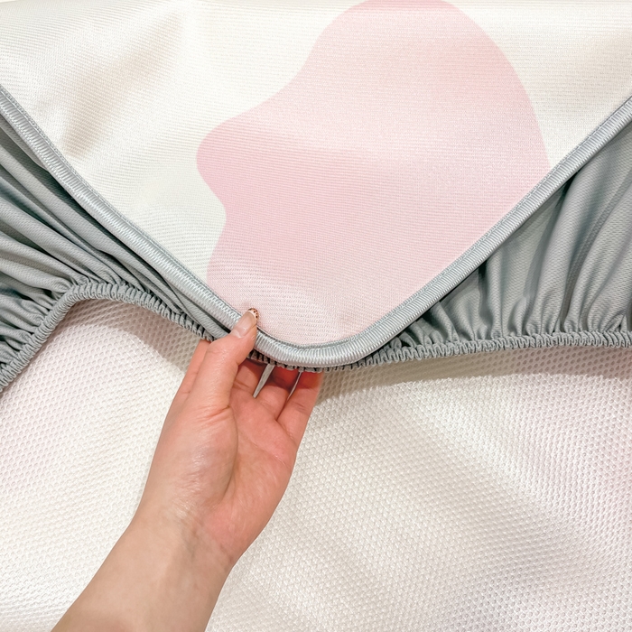 91家纺网 家纺一手货源 找家纺 暮思家居 2025新款正版miiiiichan可爱卡通大版数码印花A类1200D冰丝凉席三件套平铺床笠 牛奶小熊