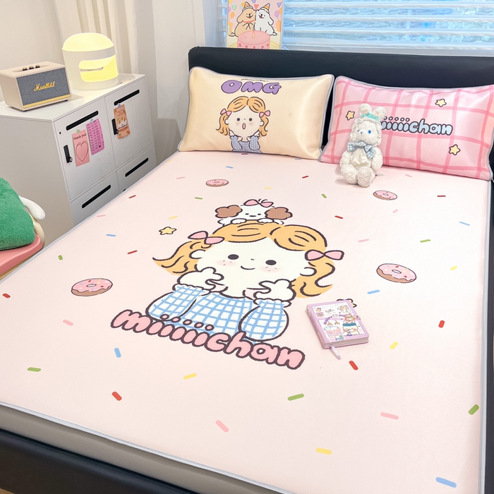 91家纺网 家纺一手货源 找家纺 暮思家居 2025新款正版miiiiichan可爱卡通大版数码印花A类1200D冰丝凉席三件套平铺床笠 甜甜圈女孩