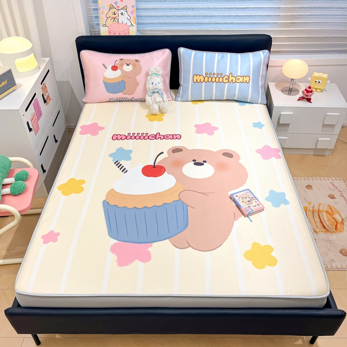 91家纺网 家纺一手货源 找家纺 暮思家居 2025新款正版miiiiichan可爱卡通大版数码印花A类1200D冰丝凉席三件套平铺床笠 蛋糕小熊