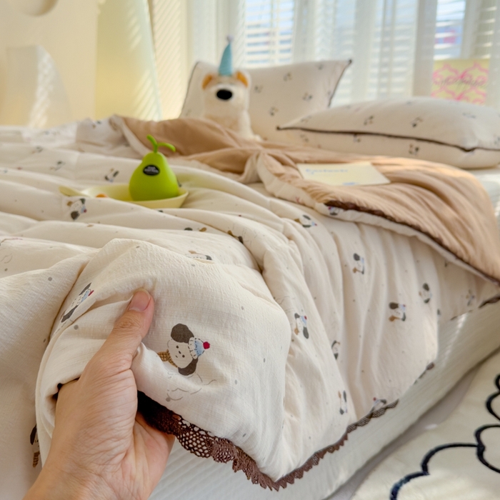 91家纺网 家纺一手货源 找家纺 贝扬思 2025新款云感双层纱抗菌花边夏被 狗狗面包