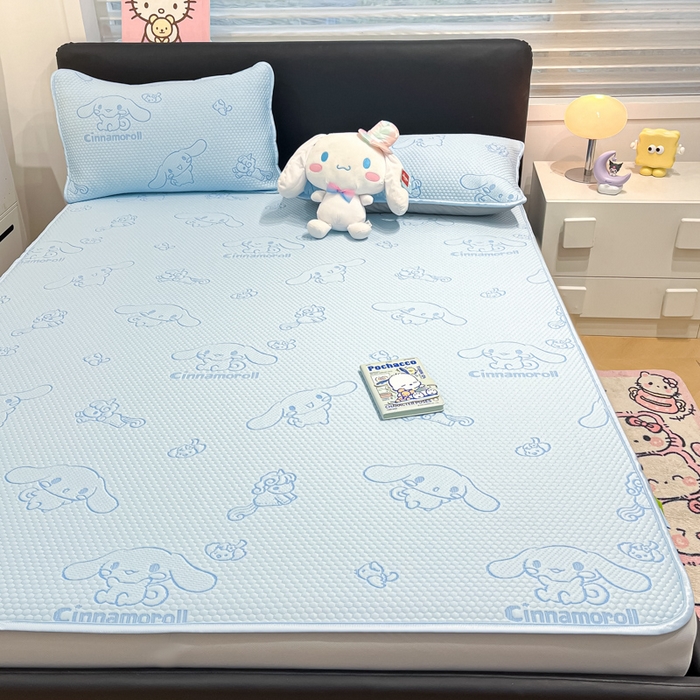 91家纺网 家纺一手货源 找家纺 2025新款三丽鸥正版授权A类提花冰豆豆凉席平铺款床笠款系列_1409 冰豆豆-玉桂狗-蓝