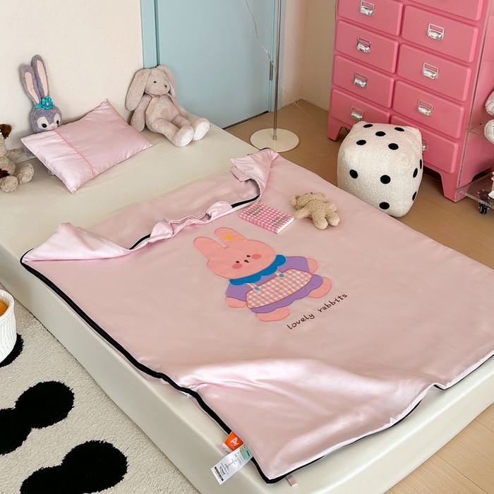 91家纺网 家纺一手货源 找家纺 喜多兔儿童家纺 2025新款60S兰精天丝睡袋防踢被 粉色围裙小兔宝