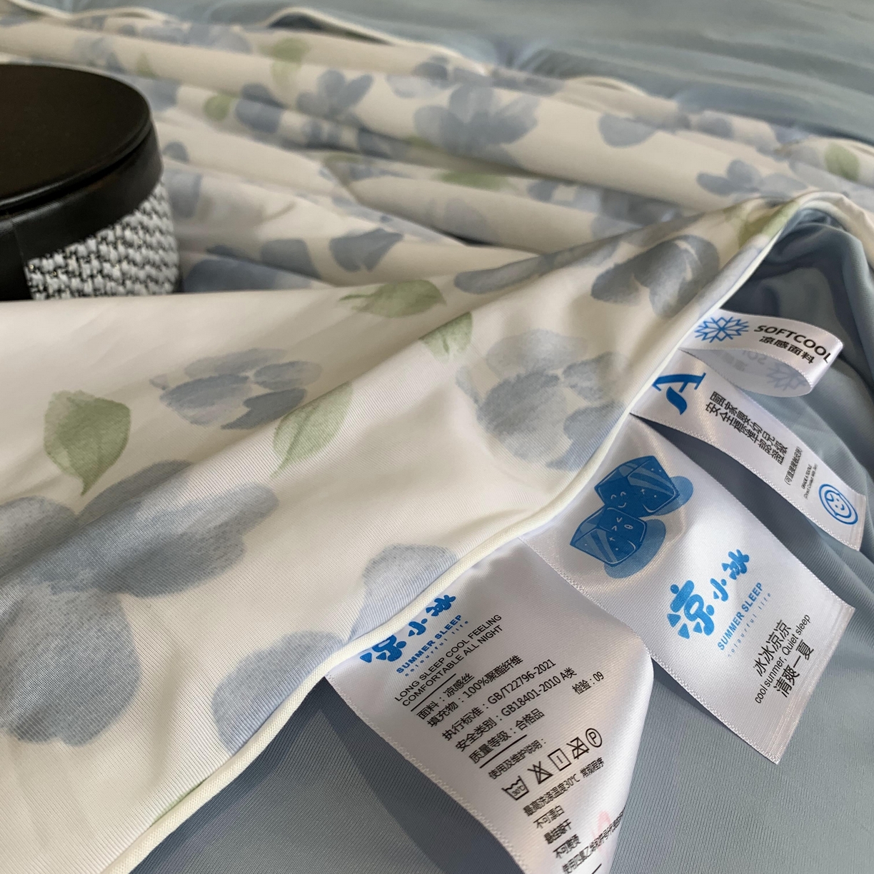 91家纺网 家纺一手货源 找家纺 2025新款小冰皮夏凉被锦纶氨纶面料空调夏被凉感丝单夏被空调被 清凉一夏蓝