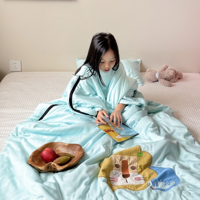 91家纺网 家纺一手货源 找家纺 喜多兔儿童家纺 2025新款萌宝系列40S纯棉夏季睡袋防踢被 湖蓝色小狮子芯芯