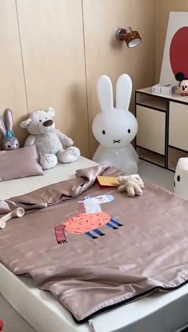 91家纺网 家纺一手货源 找家纺 喜多兔儿童家纺 2025新款60S兰精天丝睡袋防踢被 卡其色勤劳小马